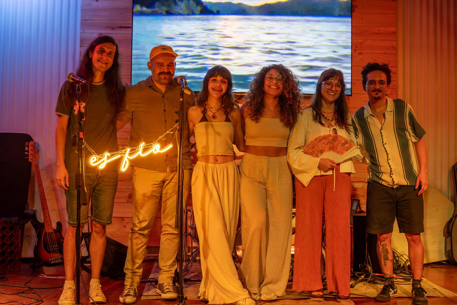 es fio y su equipo después del show en Oasis